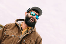 Load image into Gallery viewer, fisherman wearing polarized fishing sunglasses
